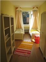 Ein gemütliches und helles Mädchenzimmer mit je einem Himmelbett rechts und links